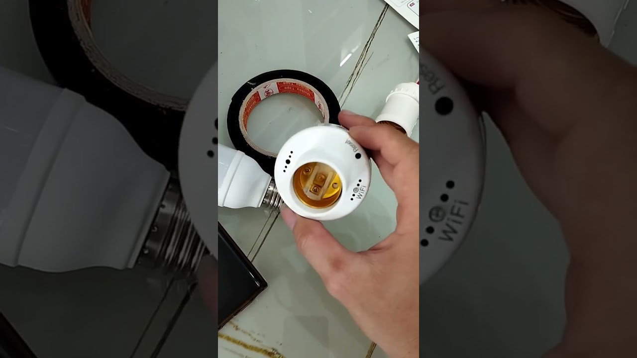 Đuôi đèn thông minh. Chỉ với thao tác vặn cực kì dễ dàng là bạn có ngay 1 thiết bị điều khiển đèn tm